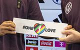 De aanvoerders van vooral Europese voetbalteams zullen de OneLove-armband dragen. De OneLove-campagne in het voetbal staat voor verbinding en tegen elke vorm van discriminatie.  