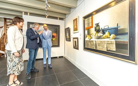 Fred en Joke Ritsema in gesprek met Henk Helmantel. De kunstenaar was 11 juni zelf aanwezig bij de opening van de tentoonstelling van de Ritsema collectie in het Ikonenmuseum in Kampen. 