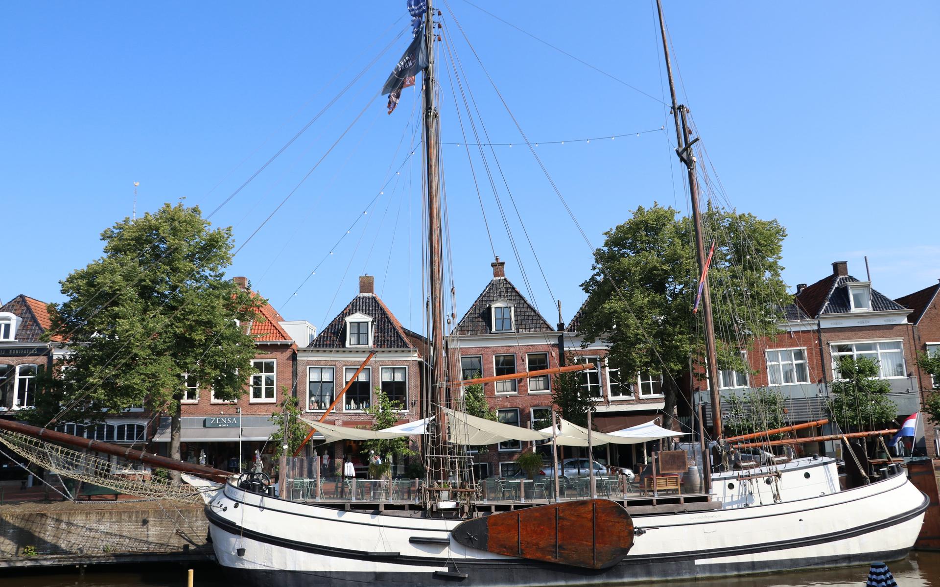 Scheepsbrand in Stavoren; vuur inmiddels onder controle