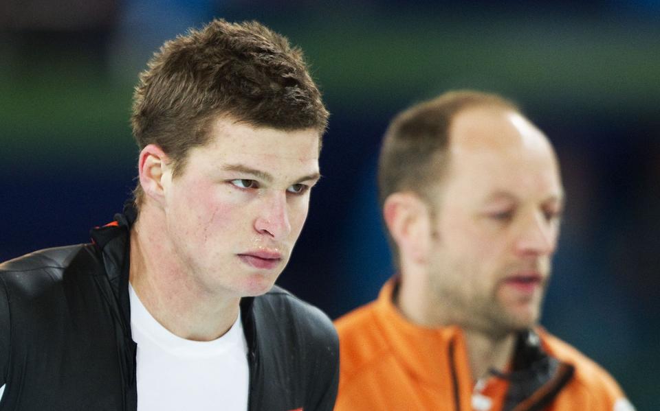 Een aangeslagen Sven Kramer met coach Gerard Kemkers na zijn race op de olympische 10 kilometer tijdens de Olympische Winterspelen in Vancouver.