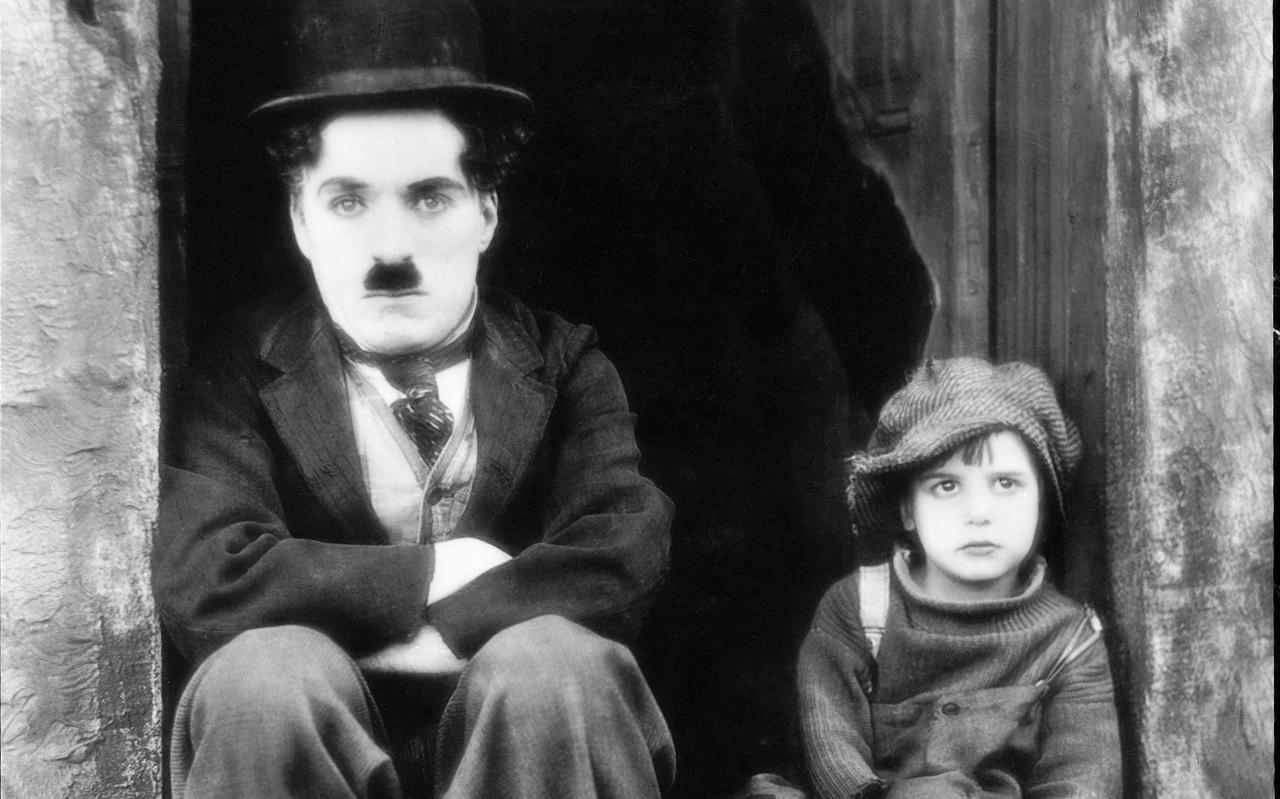 Stilstaand beeld uit 'The Kid'. Links Charlie Chaplin, rechts Jackie Coogan