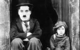 Stilstaand beeld uit 'The Kid'. Links Charlie Chaplin, rechts Jackie Coogan