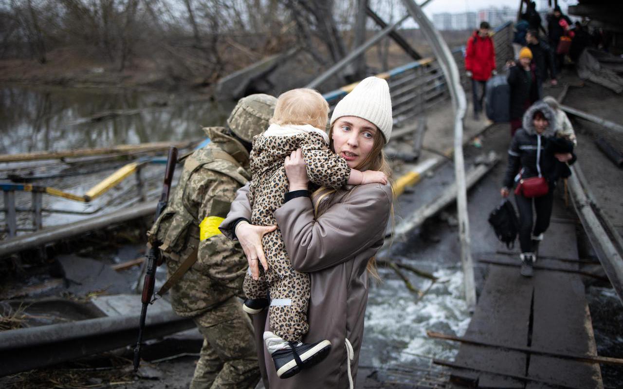 Inwoners van Kiev ontvluchten de stad. 