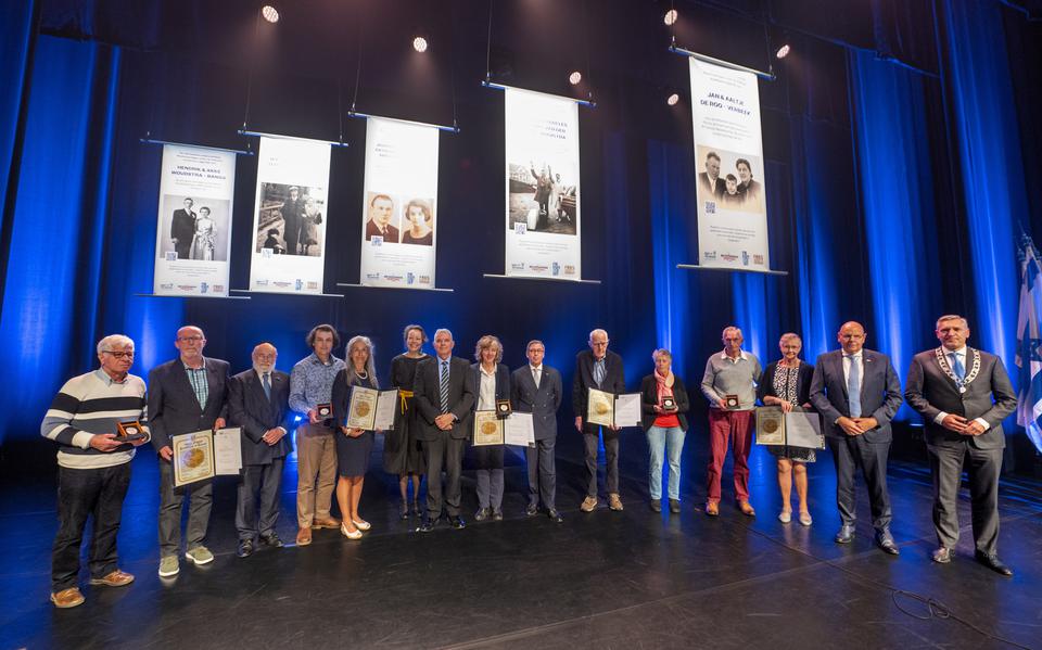 Alle ontvangers van de Yad Vashem-onderscheiding op het podium in De Harmonie in Leeuwarden.