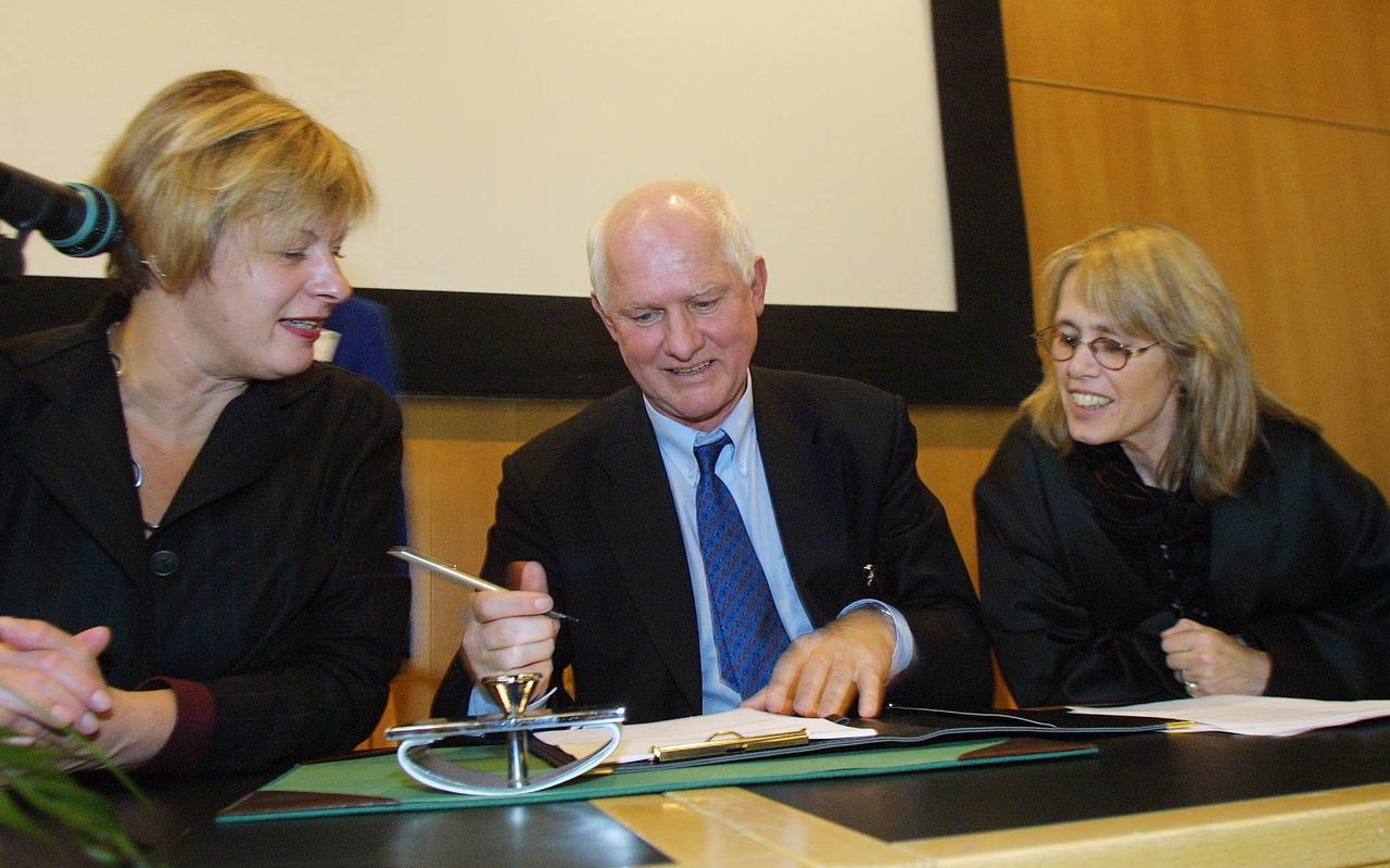 Geke Faber (links) in haar functie als staatssecretaris voor Landbouw, Natuur en Visserij in 2001.