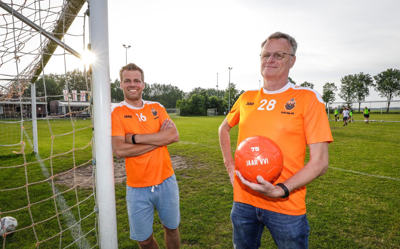 Pieter Taconis (rechts) en Christiaan van Doorn op het veld van VVI in Idskenhuizen. Pieter Taconis (rechts) en Christiaan van Doorn op het veld van VVI in Idskenhuizen.