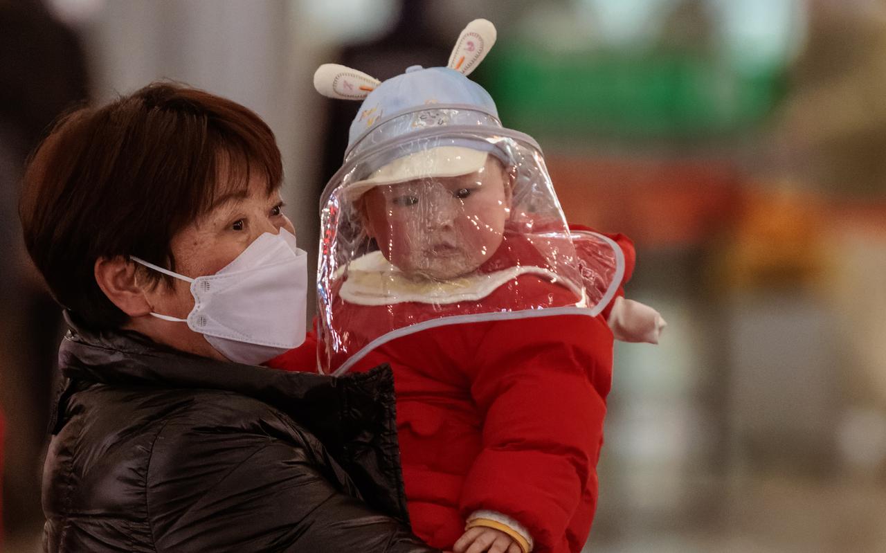 Een Chinese moeder met haar kind. China merkt nog steeds de gevolgen van de eenkindpolitiek die er tussen 1980 en 2015 gold. 