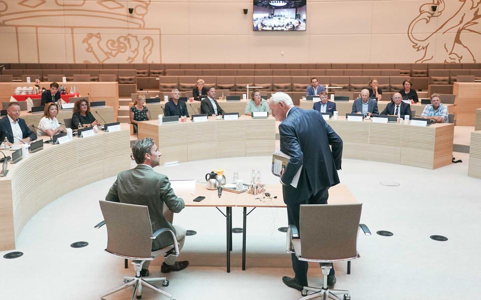 Johan Remkes, die optreedt als gespreksleider, staat op na afloop van een verkennend gesprek van vertegenwoordigers van boerenorganisaties met een afvaardiging van het kabinet. Onder leiding van Remkes praten de partijen over de stikstofplannen van het kabinet.