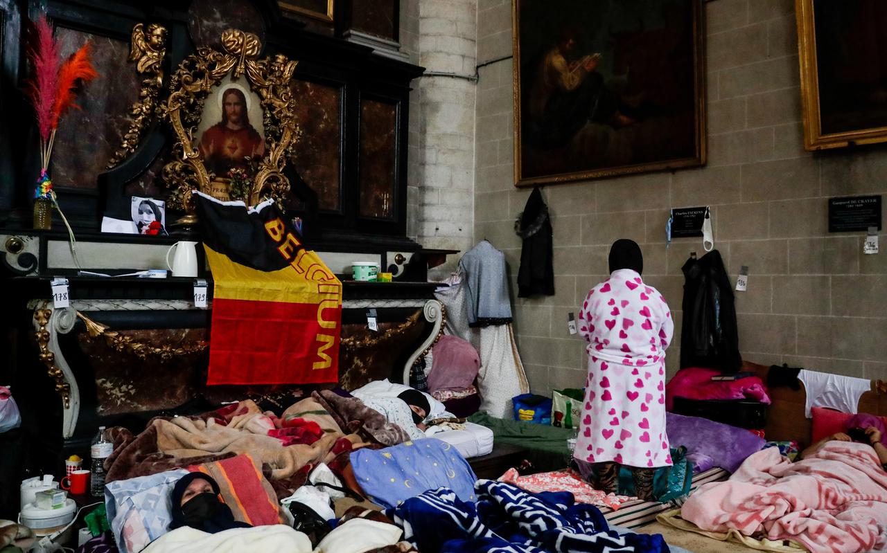 Enkele honderden migranten zonder verblijfsvergunning - in België bekend als sans-papiers - gingen vorig jaar in de Brusselse Begijnhofkerk in hongerstaking.