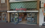 De winkel van Jan Sikkes in Sneek.