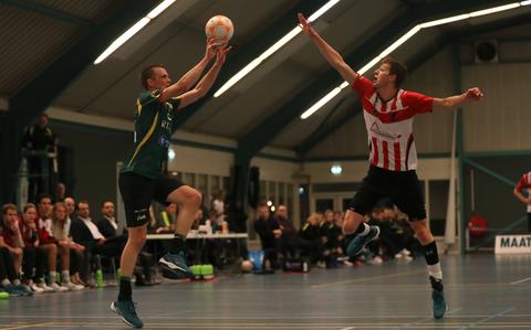André Zwart (l) heeft aangelegd voor het schot. International Harjan Visscher van Fortuna kan slechts hopen dat de bal niet ‘valt’. 