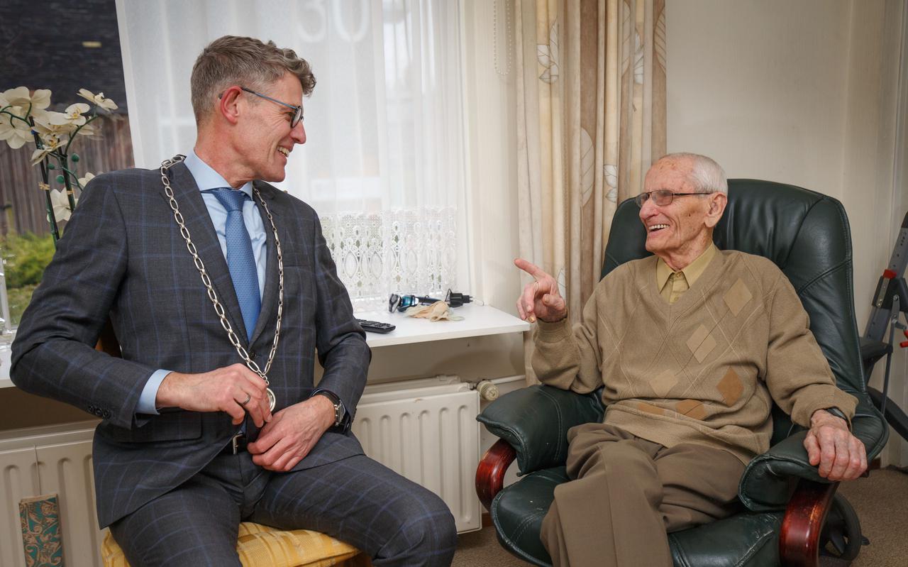Wieger Knol (100) kreeg verjaardagsvisite van burgemeester André van de Nadort. 