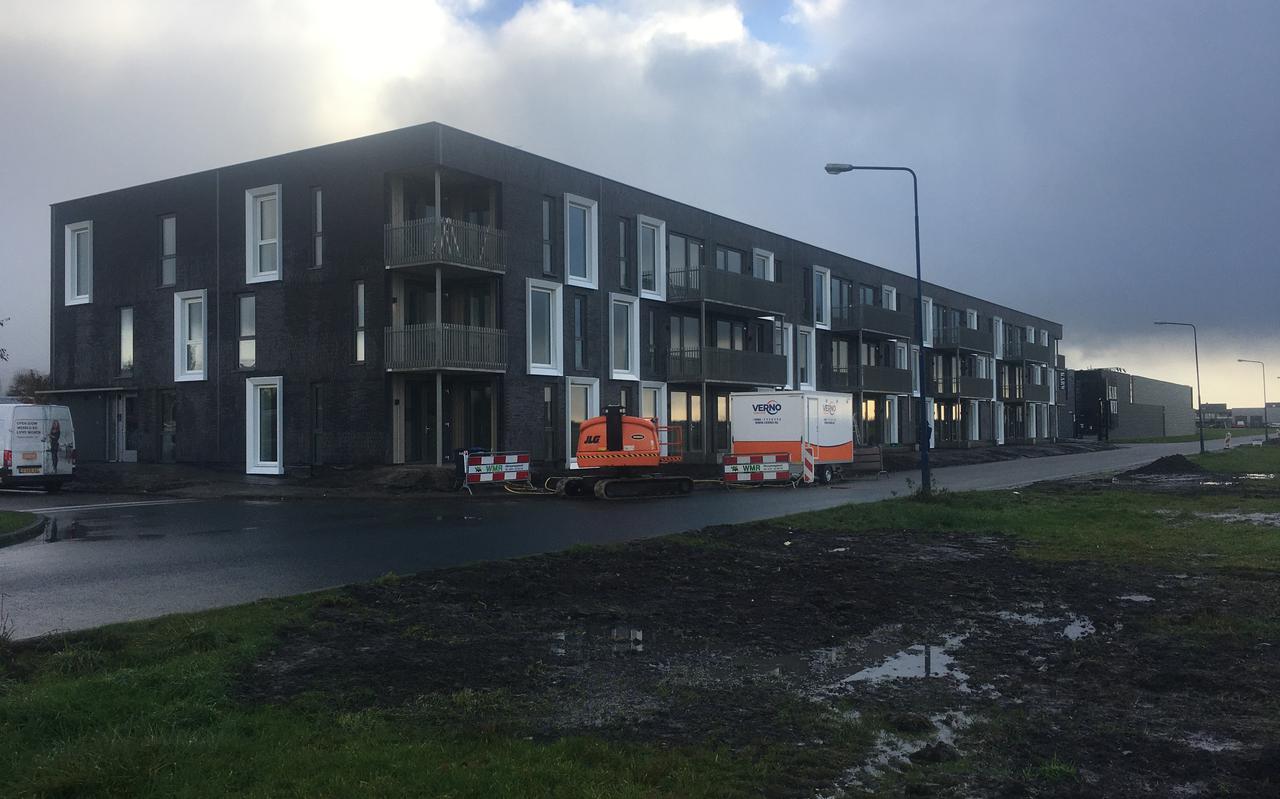 Het nieuwe appartementencomplex aan de Zuiderschans in Dokkum in de namiddagschemering.