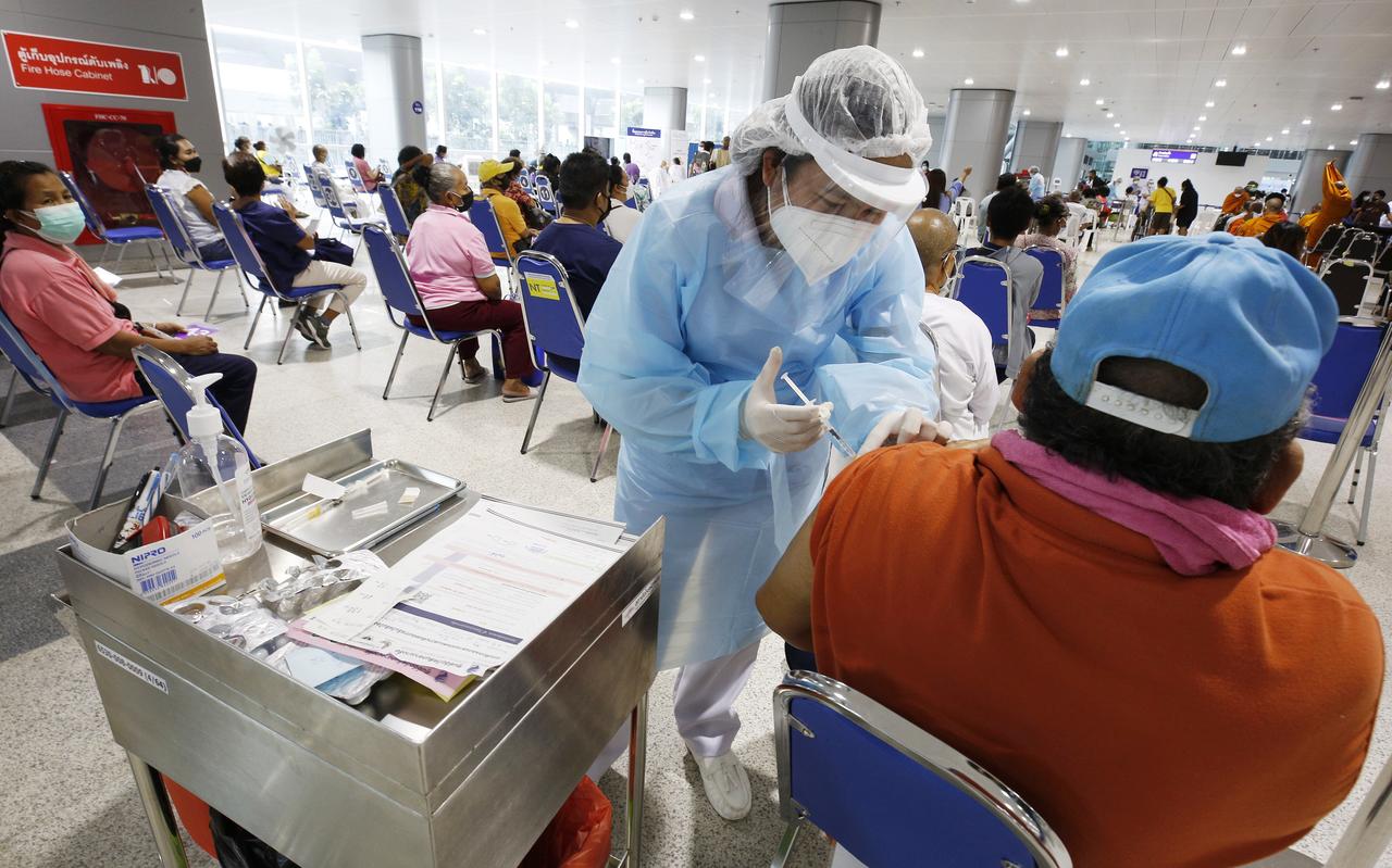 Vaccinatie in Thailand, een land waar nu haast wordt gemaakt om meer mensen te vaccineren. Vaccinatie in Thailand, een land waar nu haast wordt gemaakt om meer mensen te vaccineren.