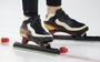 Een paar Viking-klapschaatsen op het ijs.