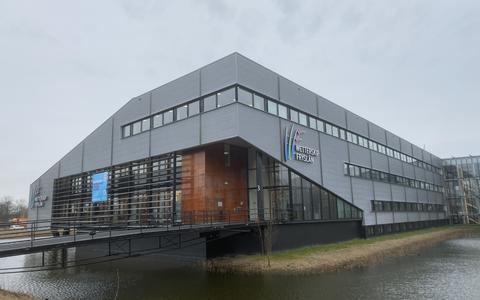 Het hoofdkantoor van Wetterskip Fryslân op een regenachtige dag.