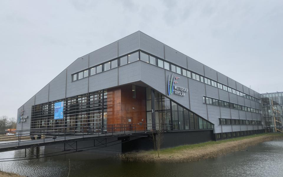 Het hoofdkantoor van Wetterskip Fryslân op een regenachtige dag.