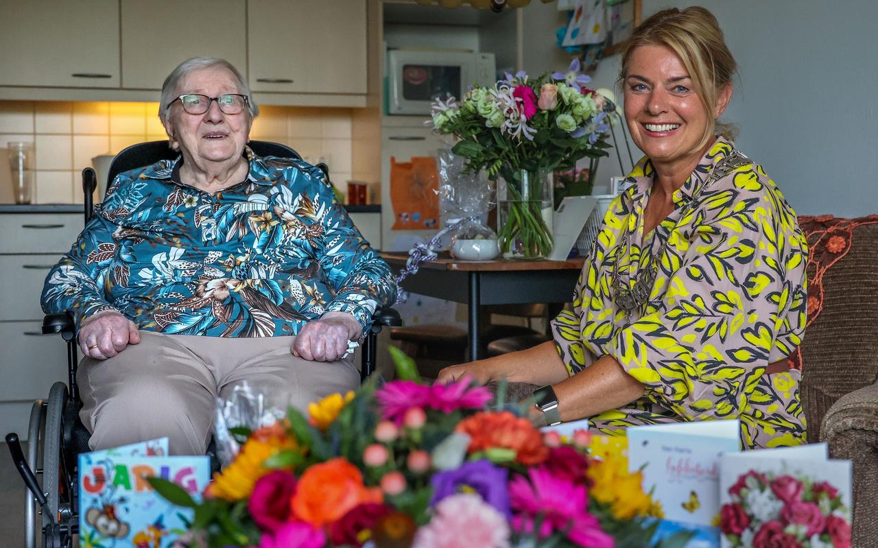 Burgemeester Jannewietske de Vries op bezoek bij de jarige Aaltje Tjerkstra-Sigtema. Burgemeester Jannewietske de Vries op bezoek bij de jarige Aaltje Tjerkstra-Sigtema.