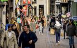 Winkelen is door de huidige inflatie duurder geworden. De overheid jaagt de vraag, de consumptie, nog verder aan door arm en rijk te subsidiëren en neemt de inflatie verder toe. 