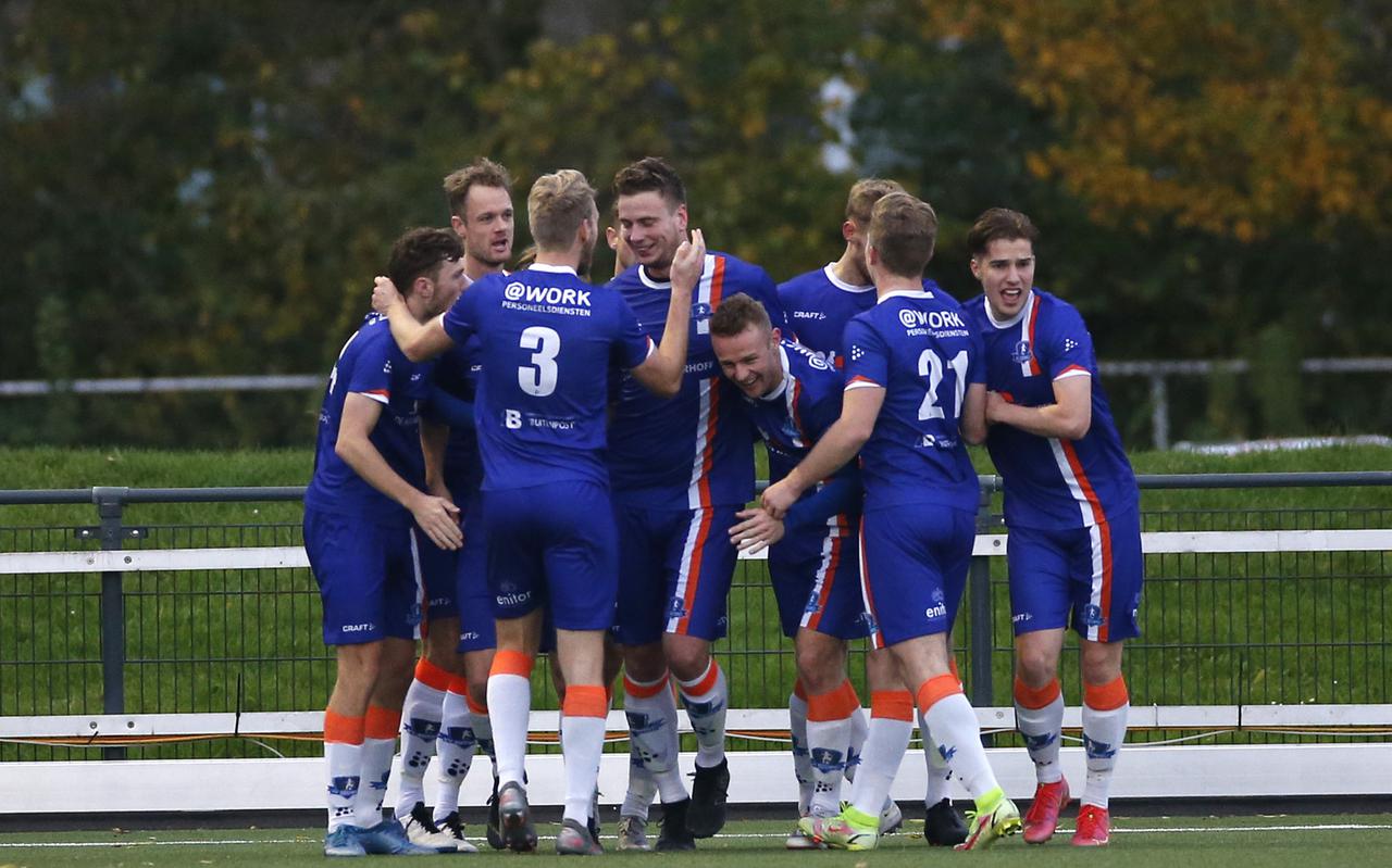 De felicitaties bij Buitenpost gaan naar Rob Schokker (m) die Buitenpost in de hoofdklasse derby tegen ONS Sneek op een 1-3 voorsprong heeft gezet. 