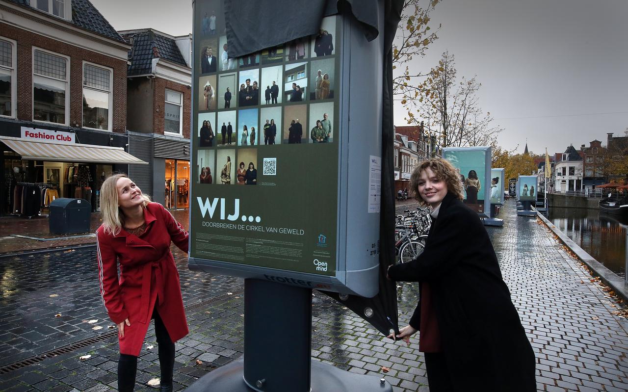 De tentoonstelling op de Leeuwarder Nieuwstad wordt geopend. De tentoonstelling op de Leeuwarder Nieuwstad wordt geopend.