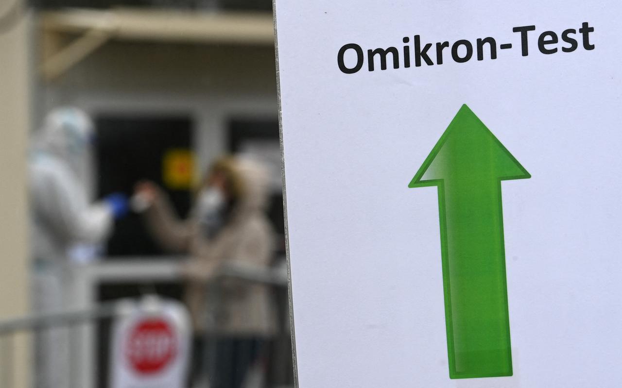 Een testlocatie in Duitsland in de buurt van München voor besmetting met de omikronvariant. Een testlocatie in Duitsland in de buurt van München voor besmetting met de omikronvariant.