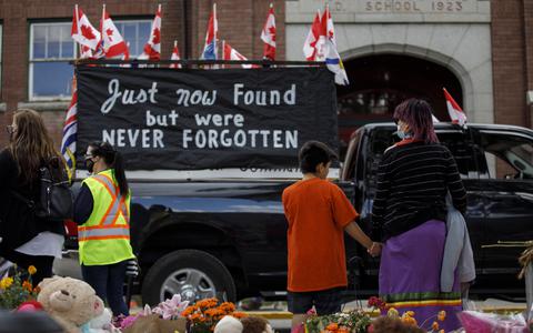 Een parade van truckers door Canada waarmee ze laten zien dat de inheemse kinderen niet vergeten worden. 