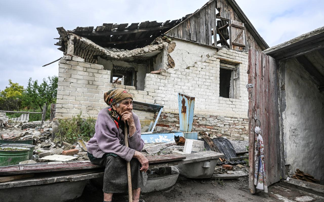 Een oude vrouw voor haar verwoeste huis in Bohorodychne. Volgens Amnesty brachten Oekraïense soldaten burgers in gevaar door zich in scholen, ziekenhuizen of woonwijken te verschansen.
