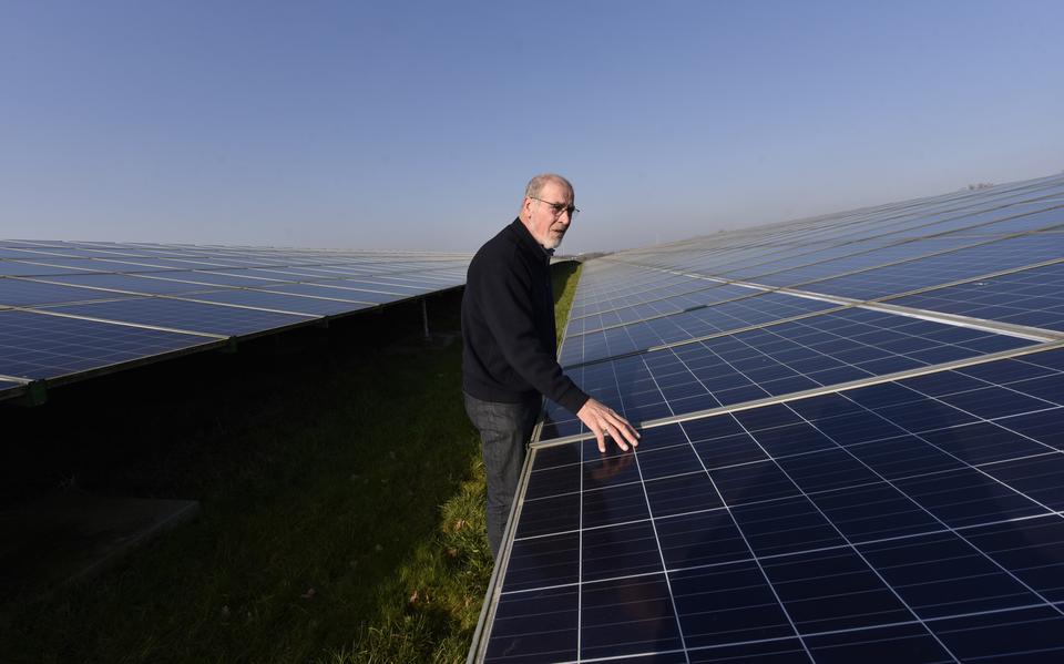 Gjalt Benedictus tussen de panelen van zonnepark De Griene Greide bij Garyp. Gemiddeld leveren de panelen per jaar zes miljoen kWh aan stroom op.