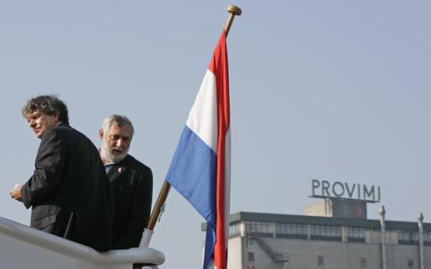 Cees Veerman (links) maakte in 2004 als minister van Landbouw  samen met de Europese landbouwcommissaris Franz Fischler een rondvaart door de Rotterdamse haven.