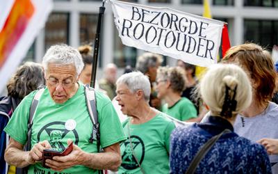 Leden van Extinction Rebellion lopen vanaf het Provinciehuis Arnhem in een protestmars richting Den Haag. De mars eindigt op 27 mei, de dag dat de klimaatactiegroep de A12 in Den Haag wil blokkeren om te demonstreren tegen subsidies van de overheid aan de fossiele industrie. 