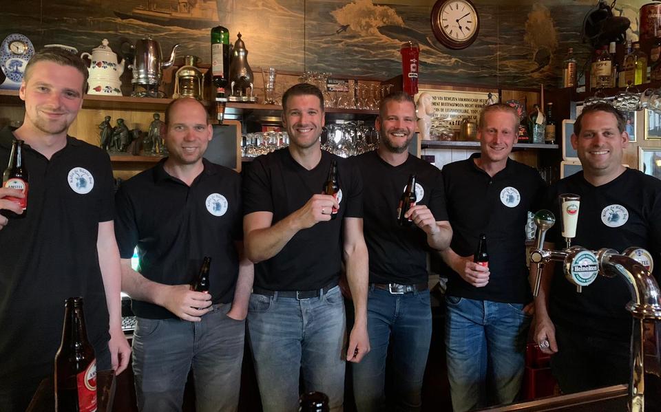 De kameraden die café De Bûnte Bok kochten (vlnr): Renze Jan Stiemsma, Johan Dijkstra, Jelle Jaap Stiemsma, Adol Braaksma, Menno Castelein en Minne Dijkstra. 