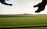 Het landschap bij Holwerd bij het standbeeld Wachten op hoog water van Jan Ketelaar.