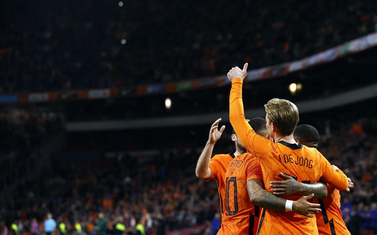 Frenkie de Jong en Steven Bergwijn vieren de 4-2 tijdens de vriendschappelijke wedstrijd tussen Nederland en Denemarken in de Johan Cruijff ArenA.