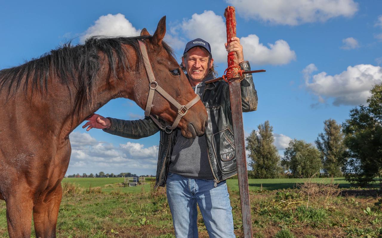 Filmmaker Steven de Jong bij zijn huis in Hartwerd met paard Sil en een replica van het zwaard van Grutt Pier uit de gelijknamige nieuwe film. 