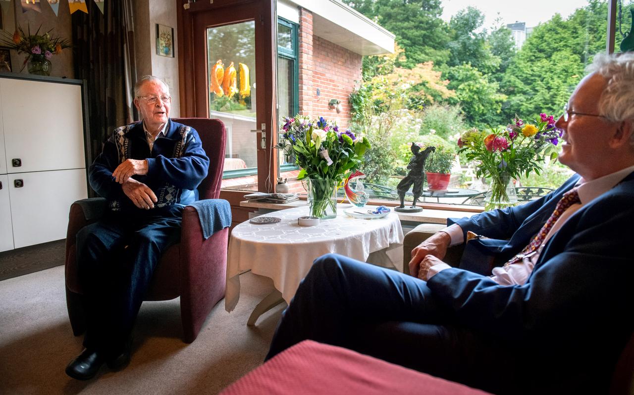Roel Oostra ontvangt burgemeester Jan Rijpstra op zijn verjaardag. Roel Oostra ontvangt burgemeester Jan Rijpstra op zijn verjaardag.
