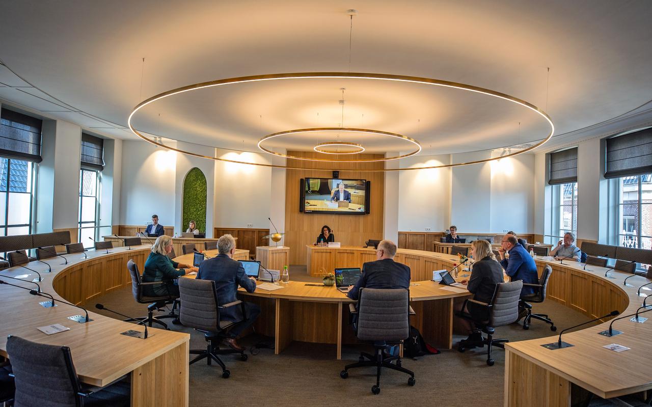 De enquêtecommissie Empatec van de gemeenteraad van Súdwest-Fryslân ondervraagt ambtenaar Jessy Cijntje. De enquêtecommissie Empatec van de gemeenteraad van Súdwest-Fryslân ondervraagt ambtenaar Jessy Cijntje.