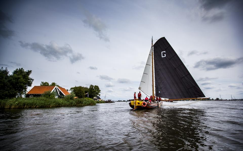 Het skûtsje van Grou in actie in 2018 op het water bij Grou.