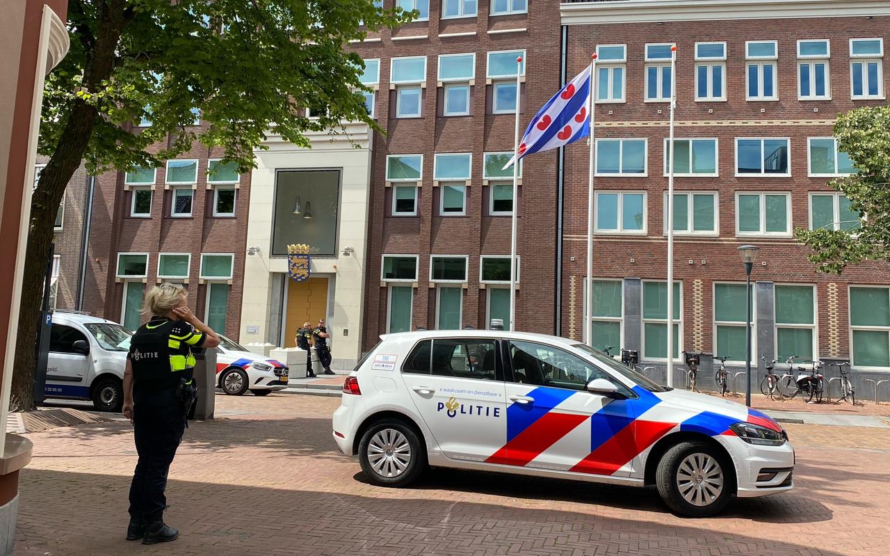 Het provinciehuis in Leeuwarden was zo'n twee uur lang afgezet door de politie. Het provinciehuis in Leeuwarden was zo'n twee uur lang afgezet door de politie.