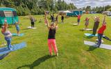 Ouder-en-kind-yoga op Buurtcamping Fraai in Haulerwijk