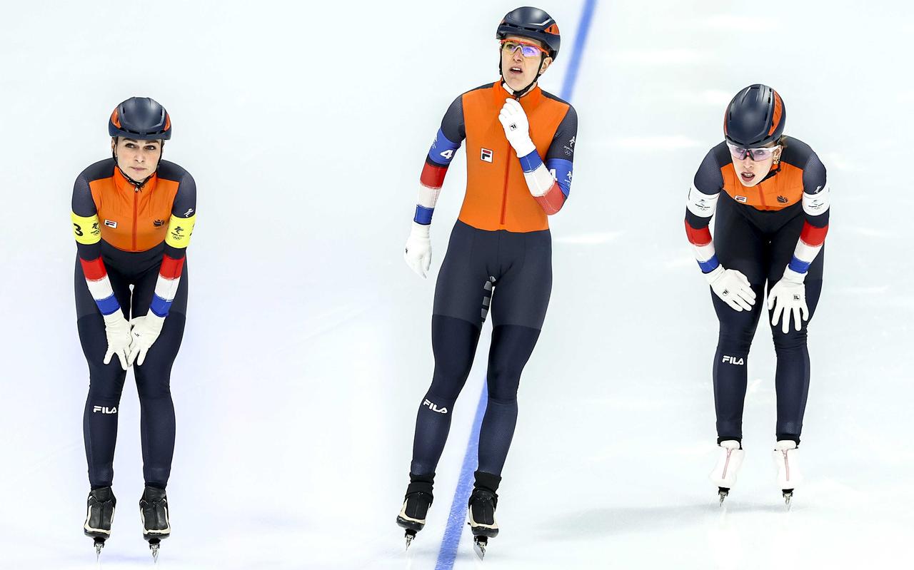 Irene Schouten (l), Ireen Wüst (m) en Antoinette de Jong laten zich na de finish uitglijden. Irene Schouten (l), Ireen Wüst (m) en Antoinette de Jong laten zich na de finish uitglijden.