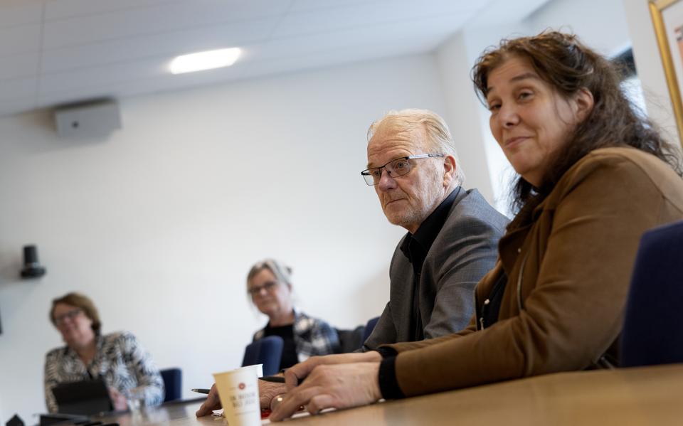 Verkenner Klaas van Weperen maakt zijn advies voor een brede coalitie voor Wetterskip Fryslân bekend. Rechts Alice van Gosliga van BBB.