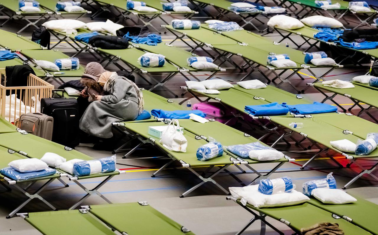 Oekraïense vluchtelingen worden tijdelijk opgevangen in een sporthal in Rotterdam-Zuid. 
