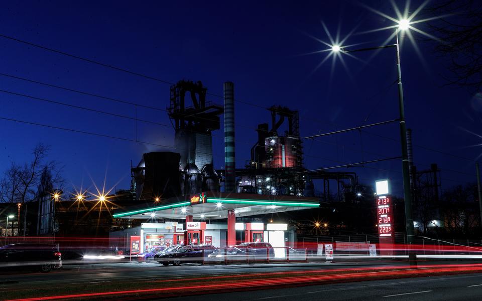 Pompstation in Duisburg, Duitsland. De olieprijs bepaalt slechts deels de consumentenprijzen voor benzine en diesel. 