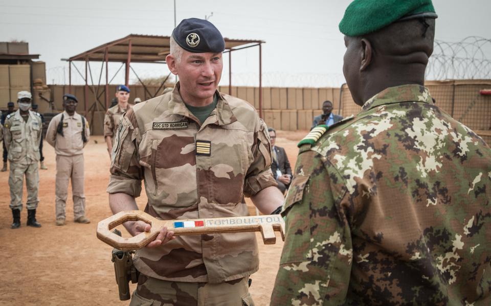 De Franse kolonel Faivre overhandigt de symbolische sleutel van Kamp Barkhane aan een Malinese kolonel bij de overdracht van de militaire basis. 