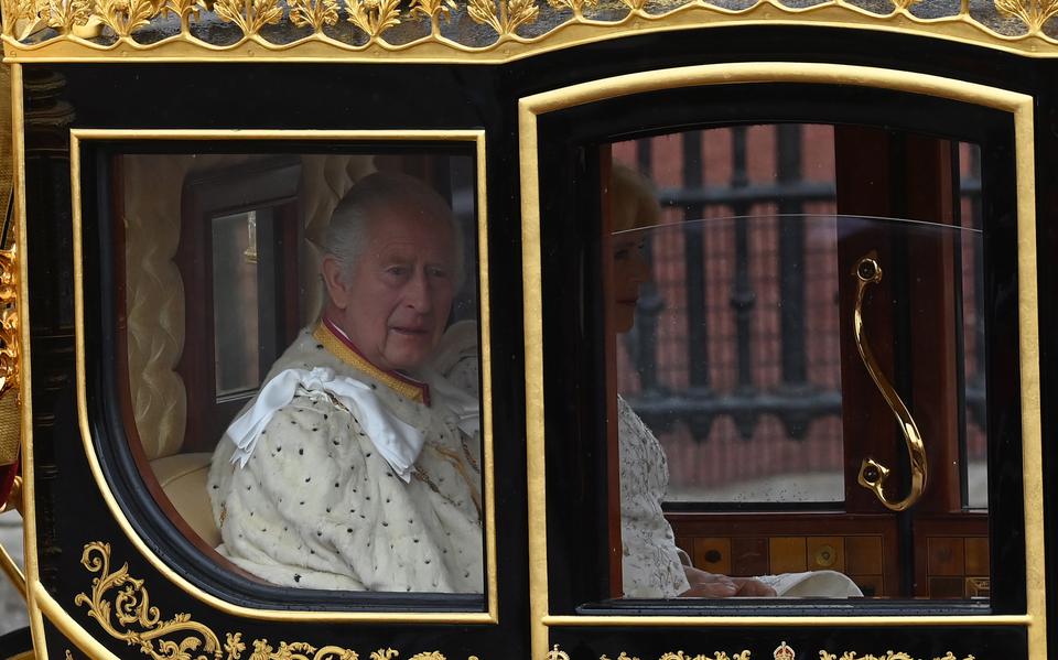Koning Charles III komt aan bij de Westminster Abbey.