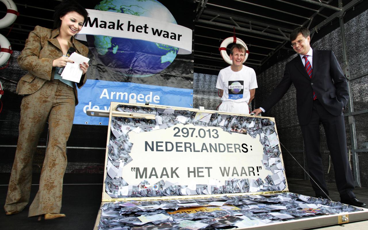 René Grotenhuis (midden) overhandigde in 2005 samen met actrice Victoria Koblenko een koffer met 297.013 handtekeningen aan minister-president Balkenende. daarmee pleitten zij voor het actief bestrijden van armoede. 