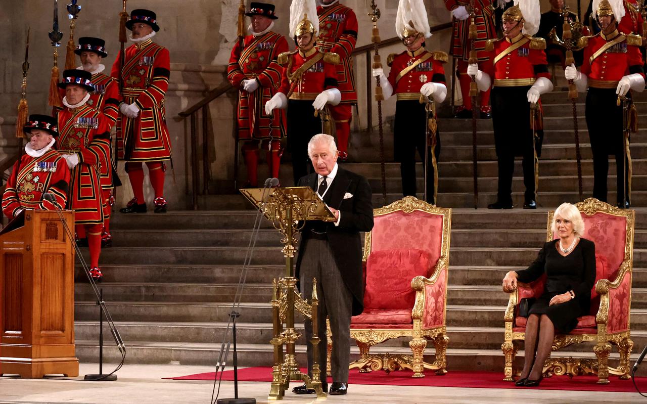 Koning Charles sprak maandagochtend voor het eerst het Britse parlement toe. De koning zei in zijn toespraak ,,enorm dankbaar” te zijn voor alle steunbetuigingen na het overlijden van zijn moeder, koningin Elizabeth. 