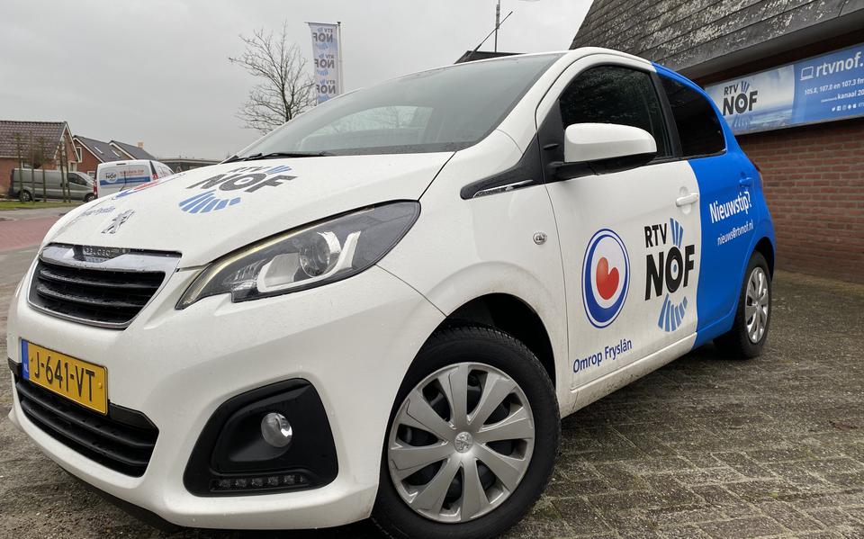 Een auto van streekomroep RTV NOF voor het omroeppand in De Westereen. 