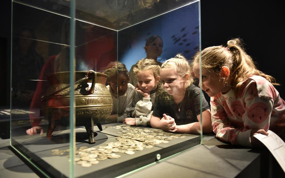 Leerlingen van cbs De Tarissing uit Rinsumeageast bekijken een voorwerp in het Fries Museum.